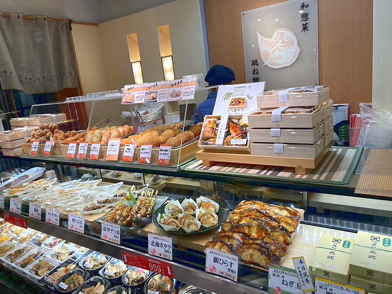 跳ね鯛 伊勢丹浦和店のショーケース（焼魚と惣菜）